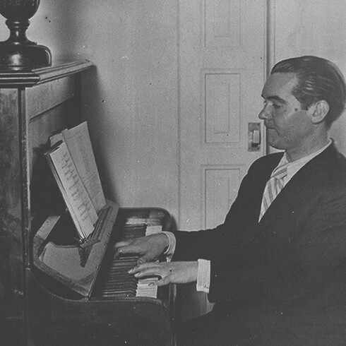 En la Vega de Granada aprenderá Federico las canciones tradicionales que él relacionaba con las faenas agrícolas y con las fiestas del campo, y de las criadas aprenderá nanas y otras canciones populares de la época