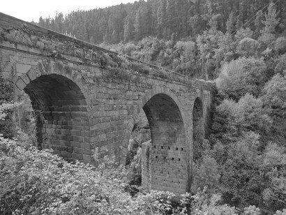 Ponte Maior de Ourense, na Espanha. Nos finais do século XX, os emigrantes rurais saíram de 62 para 281 milhões ao passo que a população rural, dada a força da reprodução humana, passou de 279 para 735 milhões. Na maior parte dos países em desenvolvimento – Brasil, incluso – essa urbanização e alteração da ocupação do meio rural ocorreu a partir dos anos de 1960



