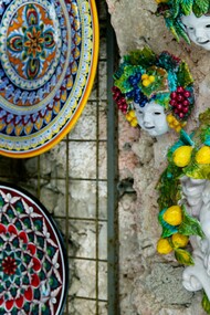 Nella Costiera Amalfitana e a Vietri sul Mare, la ceramica è un’arte antica tramandata da generazioni, famosa per i colori vivaci e i motivi ispirati al mare e ai limoni