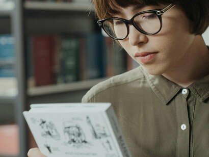 Mulher lê em biblioteca. É importante apresentar os clássicos e leituras mais densas, mas também vale a pena dar espaço para que os alunos escolham o que querem ler, incentivando a leitura prazerosa. Se um aluno está apaixonado por uma série de livros que talvez você não ache grande coisa, valorize isso! O amor pela leitura começa com a liberdade de escolher