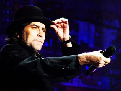 Hemos pasado por muchas ciudades, pero donde no lleguemos con la voz, llegaremos con el alma y el corazón. Joaquín Sabina durante un concierto de la gira "Vinagre y rosas" el 15/12/2009 en Madrid, España