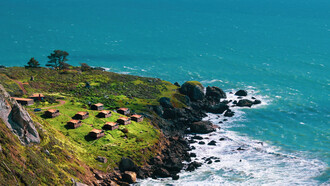 Fotografía aérea de casas con vista al mar