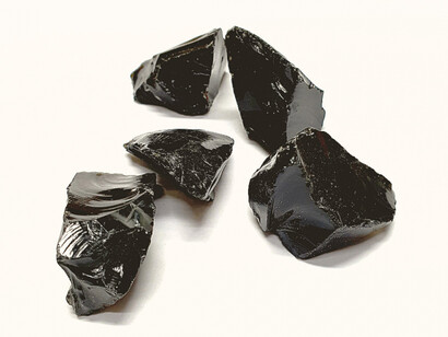La obsidiana no es un mineral, porque no posee una estructura química bien definida. A menudo se la clasifica como un mineraloide
