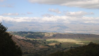 La cucina abruzzese si distingue per un legame profondo con il territorio, che unisce mare e montagna in un equilibrio raro e riconoscibile. In foto Campo Felice, Appennini Centrali, Abruzzo, Italia in una foto di Serenapaliria