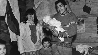 La vida en los campamentos revela una precariedad que ya no es circunstancial sino estructural, donde miles de familias chilenas sobreviven en territorios que el Estado observa desde lejos y administra apenas como cifras