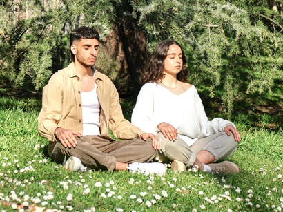 Casal meditando juntos na natureza