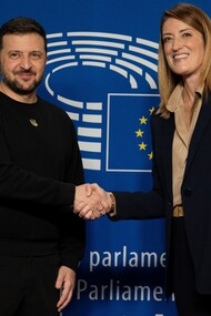 Volodymyr Zelenskyy e la Presidente del Parlamento Europeo Roberta Metsola durante un incontro tenutosi a ottobre nel quale è stato ribadito l'incrollabile sostegno del Parlamento Europeo all'Ucraina contro l'aggressione russa e nel suo percorso europeo. © European Union 2024