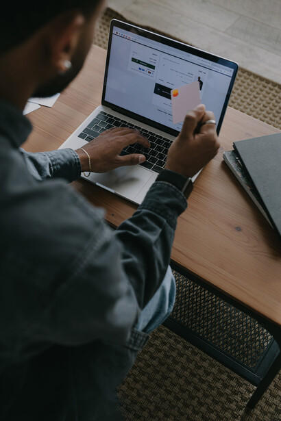 Fast fashion e shopping online. Per andare incontro ai bisogni di questa tipologia di clienti, i player (aziende o gruppi di distribuzione di abbigliamento) immettono sul mercato dai 3.000 ai 6.000 capi al giorno, con un prezzo medio di 7 euro al pezzo