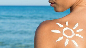 Tomando el sol a la orilla del mar