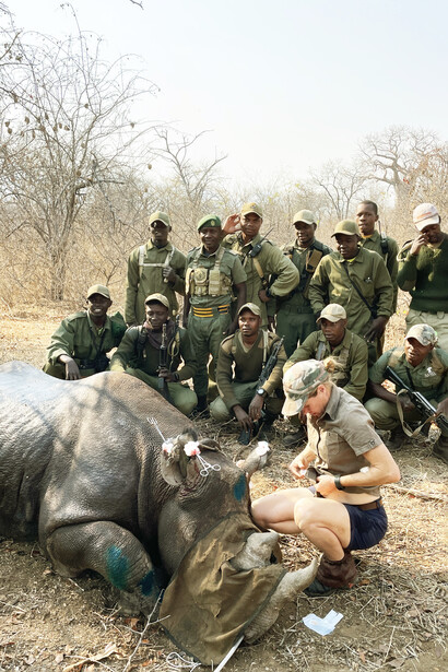 Rinoceronte. La veterinaria (di AWMC) con la squadra scouts (di ATS), orgogliosi del lavoro che svolgono. Due organizzazioni diverse che insieme svolgono un lavoro fondamentale per la salvaguardia e monitoraggio dei rinoceronti