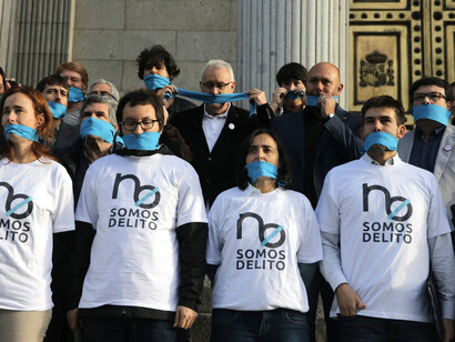 Un grupo de políticos protesta contra la ley mordaza
