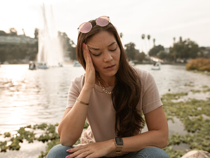 Ragazza in uno spazio esterno: il mal di testa spesso si trasforma in emicrania, si tratta di un dolore intenso che affligge un lato della testa e si presenta con crisi acute