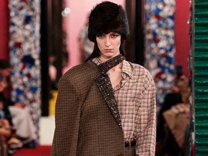 Acne Studios Women’s Fall/Winter 2026, 11 March 2026, a reflection on legacy not as something fixed, but as a shifting perspective on time: worn, questioned, and remixed, where heritage becomes a bridge between memory and future classics, France