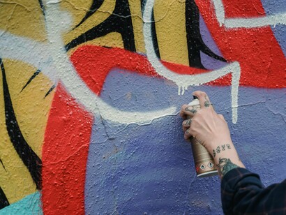 Essas grifes simbolizam amizade, união e pertencimento, permitindo reconhecer quem circula por diferentes regiões da cidade