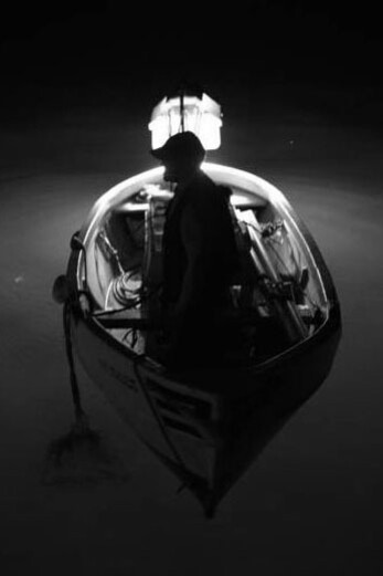 Ci mise un lume a petrolio a poppa