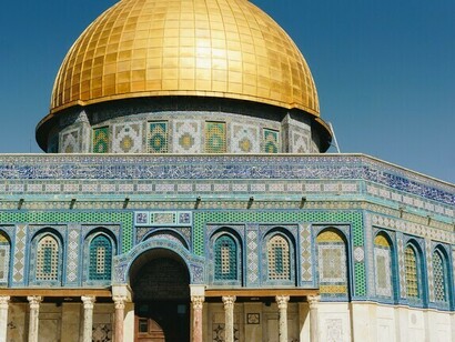 Peregrinaje. En su obstinación por buscar el centrado interior, José también lleva al lector a un viaje, estimulando su curiosidad con los significados esotéricos esparcidos por todo el manuscrito. Jerusalén, Israel.
