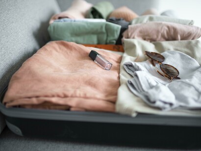 Al preparar tu maleta, también estás ahorrando dinero. Empacar ligero te evita pagar por maletas extra y, al elegir ropa sostenible, inviertes en prendas que duran mucho más