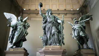 Während es schon in der Antike Historiker und Chronisten gab, lassen sich die Anfänge einer systematischen Geschichtswissenschaft erst im 19. Jahrhundert finden. Bild: Figuren des Niederwalddenkmals in Rüdesheim am Rhein (Wendepunkt der deutschen Geschichte nach dem Deutsch-Französischen Krieg, 1870/71); links: die Friedensallegorie, in der Mitte: Germania, rechts: die Kriegsallegorie