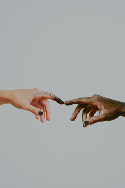 A visão de felicidade aristotélica está relacionada ao bem coletivo e à realização pessoal dentro da sociedade, em contraste com a noção individualista contemporânea