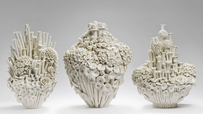 Bellas como piezas singulares, al agruparlas se pueden crear naturalezas muertas e instalaciones. La porcelana nos entrega sutileza, el gres aporta dramatismo