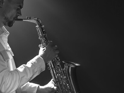 Entre clubes nocturnos, grandes bandas de swing y nuevas fusiones con ritmos latinoamericanos, el jazz consolidó un legado sonoro que sigue influyendo en la música contemporánea