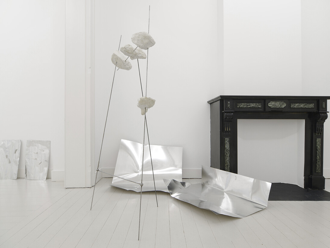 Vanessa Safavi, Airbags, Installation view, Motinternational Brussels, 2015