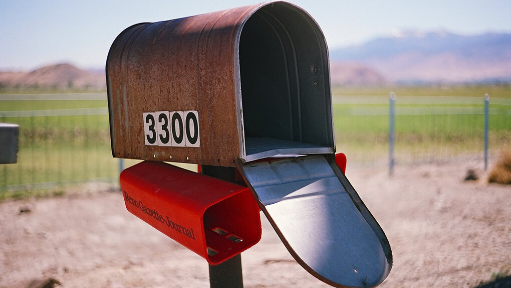 Buzón oxidado y vacío, símbolo del cambio de los tiempos