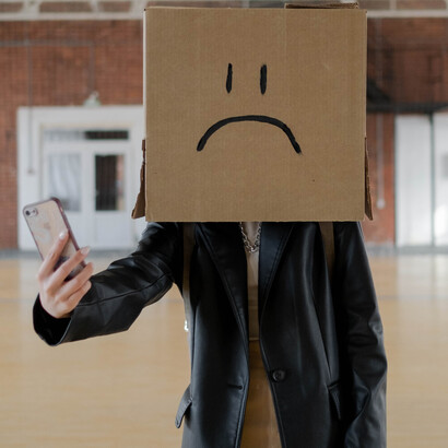 Uma selfie triste para um retrato do que professores no mundo todo sentem em situações de baixa remuneração, descaso governamental e embates políticos