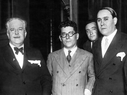 Andreu Nin (en el centro) durante una conferencia en el Ateneo de Madrid, alrededor de 1932
