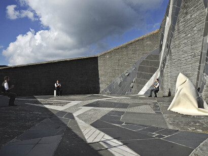 Un momento dell'"Agamennone" di Eschilo presso la cappella del Cimitero (ph Archivio Zeta, 2010)