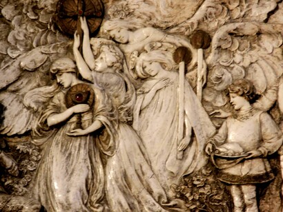 Sir Perceval de Frances Darlington, (1880-1940), "La visión del Santo Grial". Detalle de la gran placa en la iglesia de Santa María, Ingleton, North Yorkshire, Inglaterra