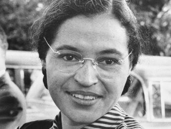 Rosa Parks, que fez história quando se recusou a ceder seu assento no ônibus a um homem branco no Alabama, Estados Unidos, 1955. o estudo da história incentiva o pensamento crítico, ajudando a juventude a analisar diferentes perspectivas e a questionar narrativas dominantes, o que é essencial para uma participação política informada