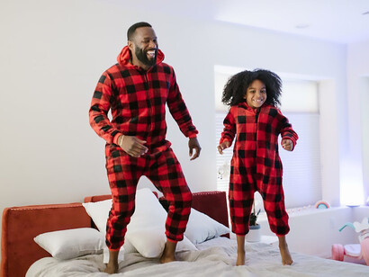 In matching pajamas, a father embraces quality time with his daughter, prioritizing genuine connection over digital distractions, fostering meaningful moments away from phones and social media