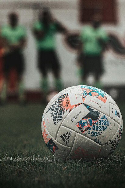 Bola Argentum 21, da Adidas. Da luta de classes às disparidades financeiras, cada chute reflete uma narrativa mais profunda