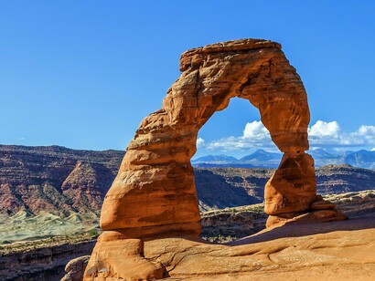 Arco do Sol, nas Serras Gerais. É uma imensa formação rochosa esculpida pelo vento e pela chuva, em forma de arco, que ganha vida própria ao nascer e ao pôr do sol. Quando os raios atravessam sua abertura, a paisagem se transforma em um espetáculo dourado, como se o céu despejasse luz líquida sobre o cerrado