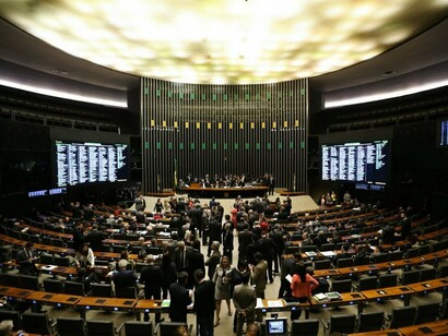 O Plenário da Câmara dos Deputados reúne parlamentares e participantes durante uma sessão, em uma perspectiva que revela a dimensão do espaço legislativo. A atuação do Congresso integra a arquitetura institucional por meio da qual recursos públicos são direcionados para diferentes demandas da sociedade