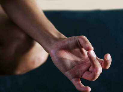 A autoconsciência emocional contribui para uma saúde mental equilibrada e auxilia na prevenção de problemas como ansiedade e depressão