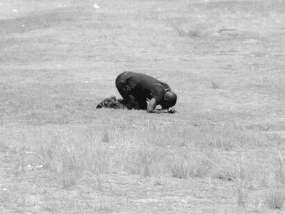 Silhouette isolée au milieu du champ : image silencieuse d’un monde où les inégalités sociales persistent malgré les promesses du progrès global