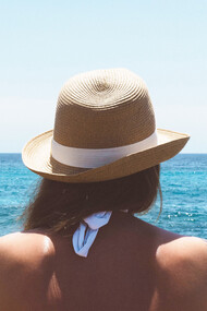 Donna in spiaggia davanti al mare. È tempo di raccogliere i frutti della nostra trasformazione ed esserne grati
