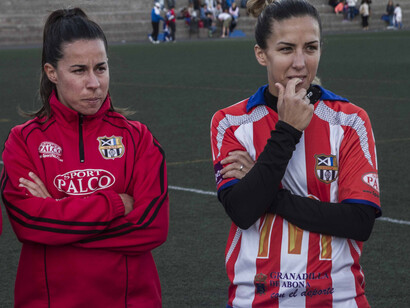 Algunas jugadoras esperan su turno en la banda