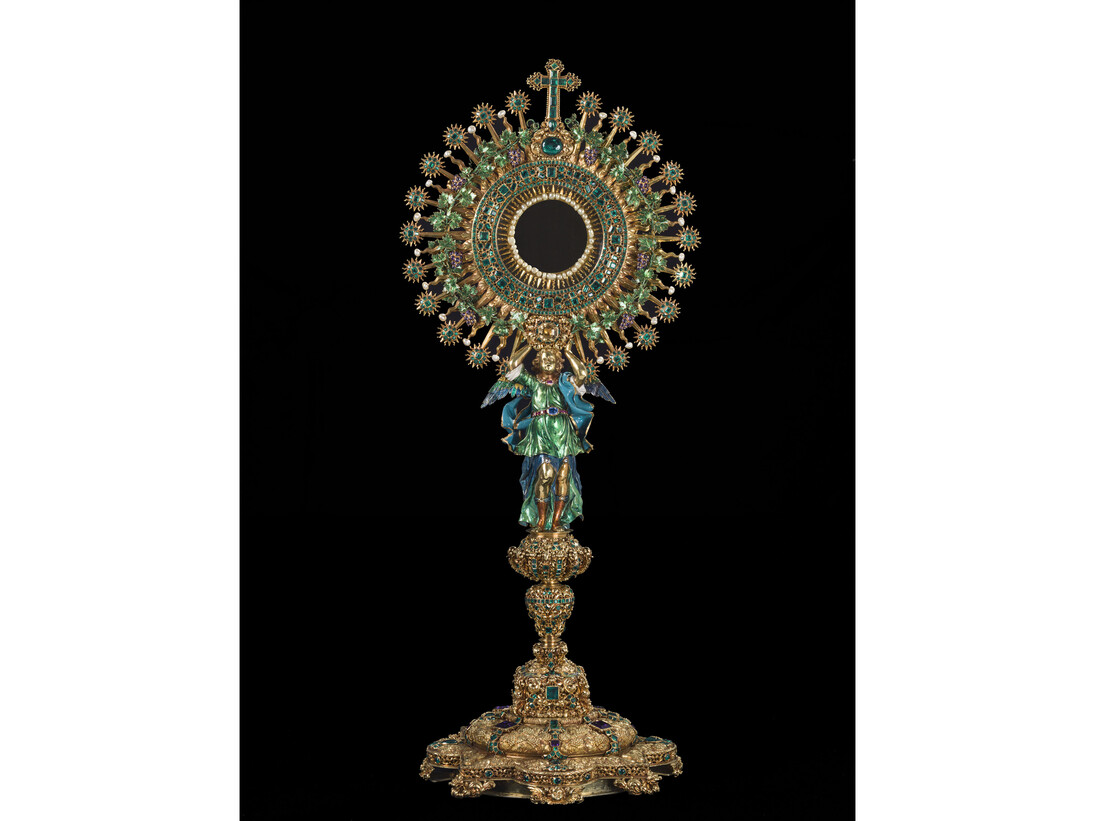 Custodia de la iglesia de San Ignacio de Bogotá, conocida como “La Lechuga”, José de Galaz, Oro fundido, calado, con esmaltes e incrustaciones de piedras preciosas. 80 cm altura. 1700-7, Bogotá, D.C., Colombia. Colección de Arte – Banco de la República