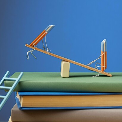 Illustrazione di gomme animate su libri: "Trovare la misura richiede di fare dei tentativi e di sbagliare prima di ottenere risultati concreti e soddisfacenti"