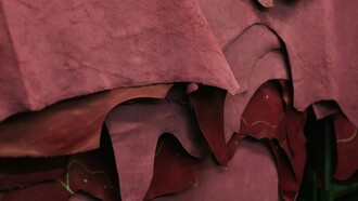 Il cuoio animale è uno dei materiali più utilizzati nel settore della moda e dell’arredamento, prodotto principalmente dalla pelle bovina, ovina e caprina, e rappresenta una delle principali industrie di trasformazione a livello globale