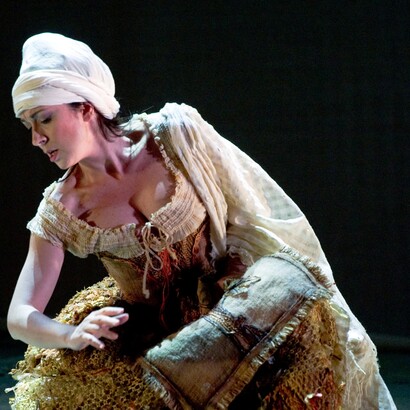 “L’osteria di Marechiaro” di Giovanni Paisiello, regia di Roberto De Simone, al Teatro di San Carlo, palcoscenico con il quale Marina Comparato ha un importante legame. Qui è nei panni di Chiarella