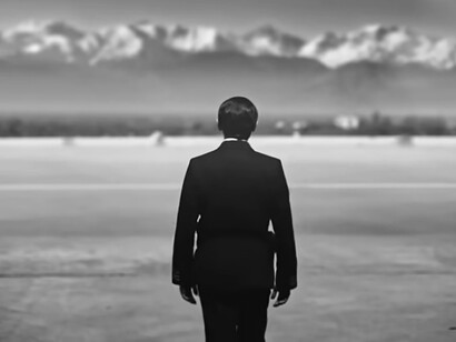Una scena tratta dal trailer del film "Hangar rojo": Nicolás Zárate si allontana dall'hangar
