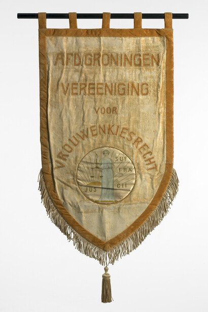 Banner for the Groningen chapter of the Vereeniging voor Vrouwenkiesrecht (Association for Women's Suffrage), Groninger Museum.
Photo: Marten de Leeuw.
