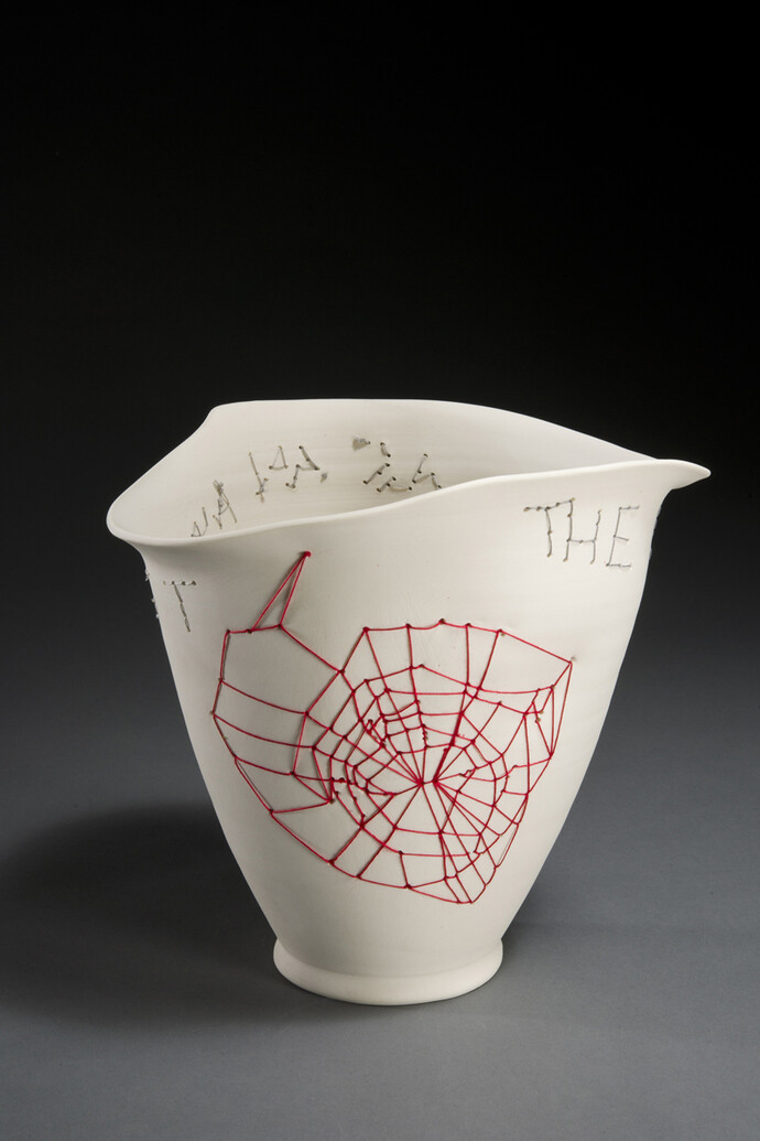 Marina Gasparini, The spider as an artist, 2010, porcellana, filo rosso, 23 x 21 cm