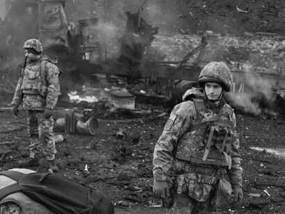 Soldados ucranianos frente a un vehículo destruido durante la invasión de Rusia