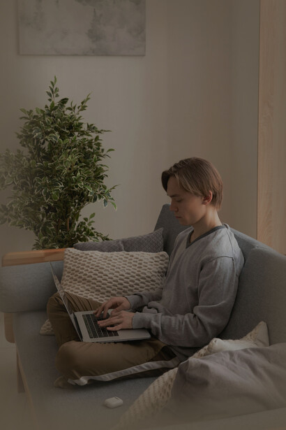 Joven pasando el día en el sillón. Se estima que para 2030 habrá un aumento adicional del 35% en la falta de actividad física