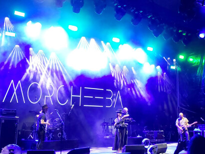 La banda británica Morcheeba interpreta el tema Enjoy the Ride durante su concierto en el Festival Madrid Escena. Foto: Alex Doro
